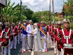 Viral Pengantin Hoki, Fotonya Jadi Estetis karena Tetangga Sewa Drumband