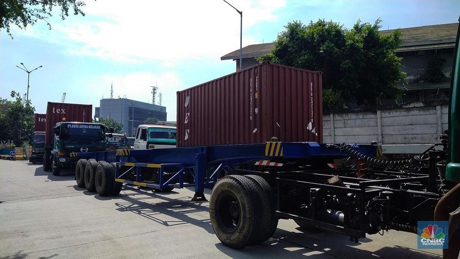 Antrean truk kontainer di Pelabuhan Tanjung Priok, Jakarta, Rabu (15/5/2024). (²©²ÊÍøÕ¾/Tri Susilo)