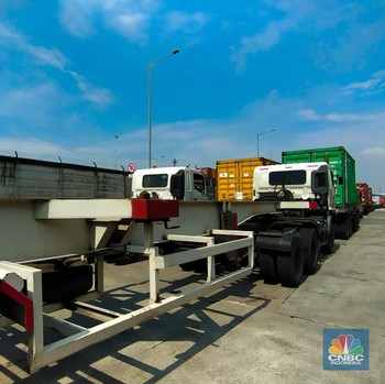Penampakan Horor Antrean Truk Kontainer Mengular di Pelabuhan Priok