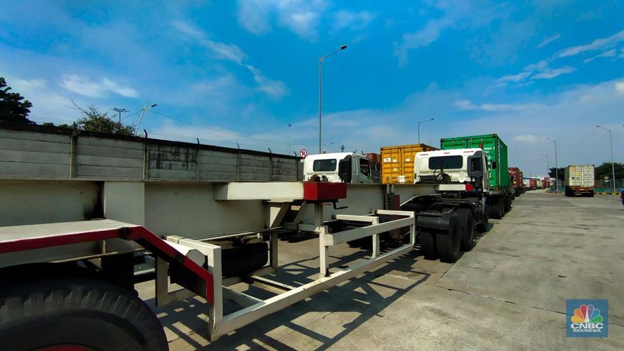 Antrean truk kontainer di Pelabuhan Tanjung Priok, Jakarta, Rabu (15/5/2024).  (CNBC Indonesia/Tri Susilo)