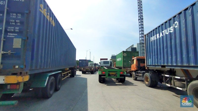 Antrean truk kontainer di Pelabuhan Tanjung Priok, Jakarta, Rabu (15/5/2024).  (CNBC Indonesia/Tri Susilo)