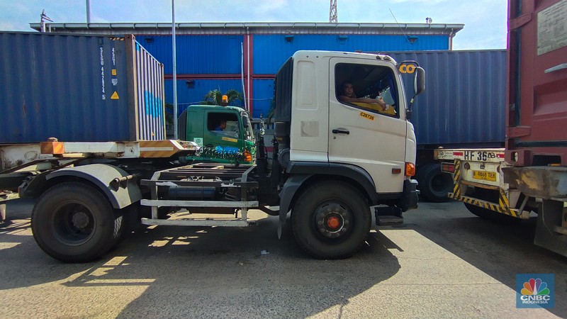 Antrean truk kontainer di Pelabuhan Tanjung Priok, Jakarta, Rabu (15/5/2024). (CNBC Indonesia/Tri Susilo) Antrean truk kontainer di Pelabuhan Tanjung Priok, Jakarta, Rabu (15/5/2024). (CNBC Indonesia/Tri Susilo)