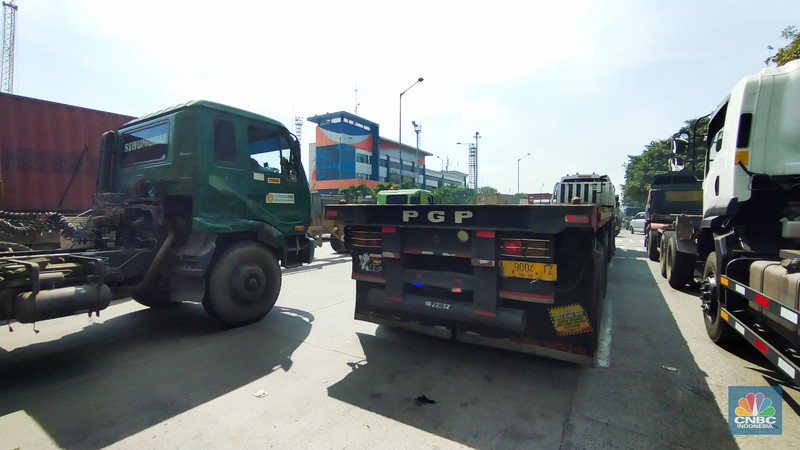 Antrean truk kontainer di Pelabuhan Tanjung Priok, Jakarta, Rabu (15/5/2024). (CNBC Indonesia/Tri Susilo) Antrean truk kontainer di Pelabuhan Tanjung Priok, Jakarta, Rabu (15/5/2024). (CNBC Indonesia/Tri Susilo)