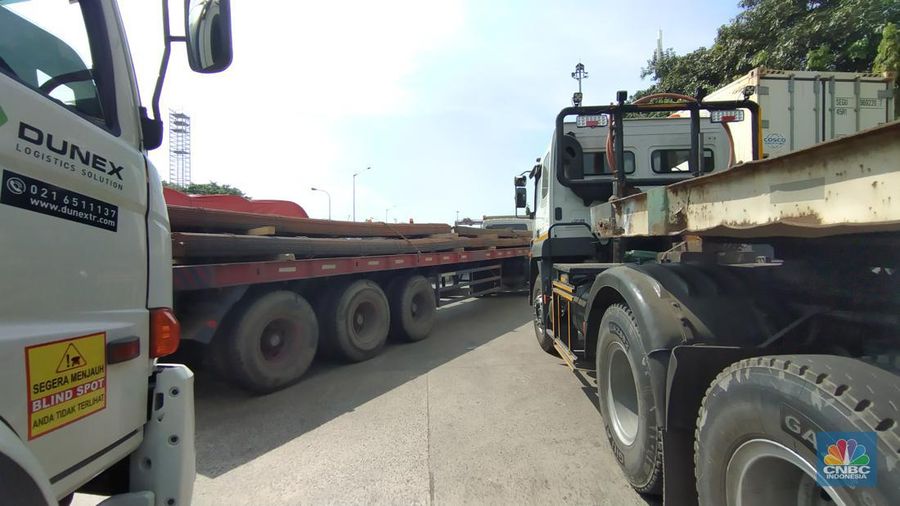Antrean truk kontainer di Pelabuhan Tanjung Priok, Jakarta, Rabu (15/5/2024). (²©²ÊÍøÕ¾/Tri Susilo)