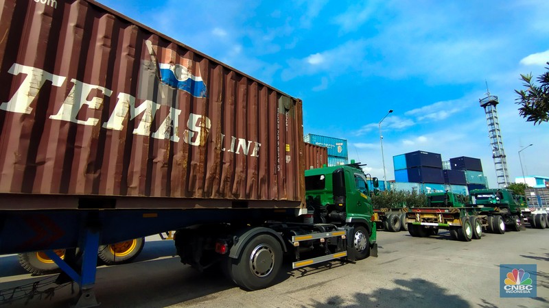 Antrean truk kontainer di Pelabuhan Tanjung Priok, Jakarta, Rabu (15/5/2024).  (CNBC Indonesia/Tri Susilo)