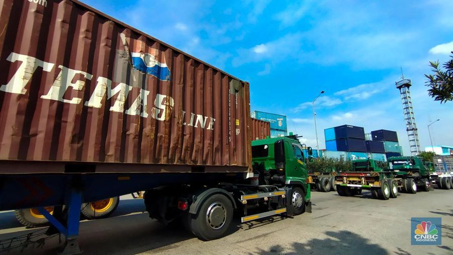 Antrean truk kontainer di Pelabuhan Tanjung Priok, Jakarta, Rabu (15/5/2024).  (վ/Tri Susilo)