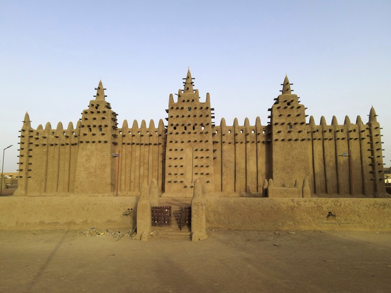 Warga Mali mengambil bagian dalam pekerjaan plesteran ulang tahunan bangunan bata lumpur terbesar di dunia, Masjid Agung Djenne, Mali, Minggu, 12 Mei 2024. Warga Mali mengambil bagian dalam pekerjaan plesteran ulang tahunan bangunan bata lumpur terbesar di dunia, Masjid Agung Djenne, Mali, Minggu, 12 Mei 2024. Bangunan tersebut masuk dalam daftar Warisan Dunia dalam Bahaya UNESCO sejak 2016. Masjid dan kota sekitarnya terancam oleh konflik. Masjid Djenne memerlukan lapisan lumpur baru setiap tahun sebelum dimulainya musim hujan di bulan Juni. (AP Photo/Moustapha Diallo)