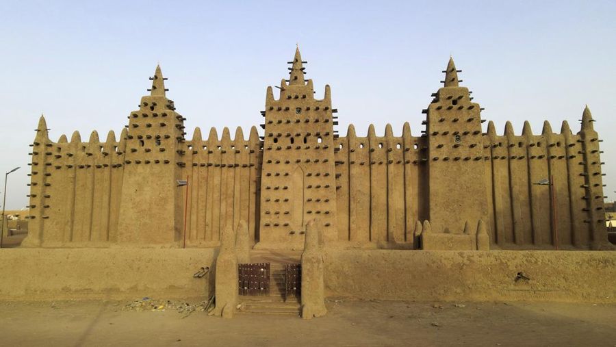 Warga Mali mengambil bagian dalam pekerjaan plesteran ulang tahunan bangunan bata lumpur terbesar di dunia, Masjid Agung Djenne, Mali, Minggu, 12 Mei 2024. Bangunan tersebut masuk dalam daftar Warisan Dunia dalam Bahaya UNESCO sejak 2016. Masjid dan kota sekitarnya terancam oleh konflik. Masjid Djenne memerlukan lapisan lumpur baru setiap tahun sebelum dimulainya musim hujan di bulan Juni. (AP Photo/Moustapha Diallo)