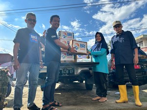 BRI Salurkan Bantuan Makanan untuk Korban Banjir Lahar Dingin di Sumbar