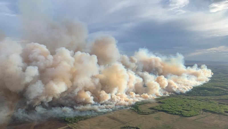FILE PHOTO: Smoke rises from mutual aid wildfire GCU007 in the Grande Prairie Forest Area near TeePee Creek, Alberta, Canada May 10, 2024. Alberta Wildfire/Handout via REUTERS/File Photo
