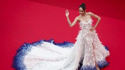 Eksis di Red Carpet Cannes, Cinta Laura Pakai Gaun Megah Berhias Bulu Burung