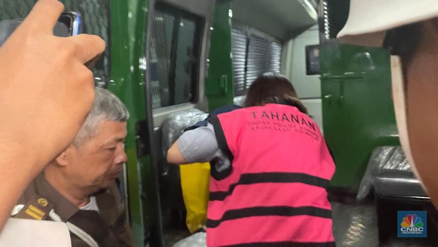 Crazy Rich PIK Helena Lim yang berstatus sebagai tersangka korupsi PT Timah lansgung masuk kedalam mobil tahanan Kejaksaan Agung usai menjalani pemeriksaan pada Rabu (15/5/2024). (CNBC Indonesia/Romys Binekasri)