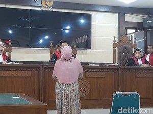 Momen Ibu Terima Kasih ke Hakim Vonis Ringan Adik Aniaya Kakak hingga Tewas