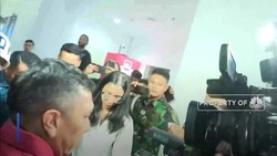 Video: Detik-Detik Sandra Dewi Tertunduk Usai Diperiksa Kejagung