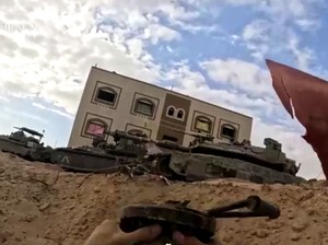 Aksi Militer Hamas Keluar dari Terowongan Lalu Ledakkan Tank Israel