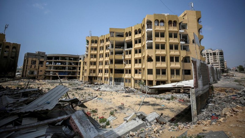 FILE PHOTO: Smoke billows following Israeli strikes on the Islamic University of Gaza (IUG), amid the ongoing conflict between Israel and Hamas, in Gaza City, October 11, 2023. REUTERS/Saleh Salem/File Photo