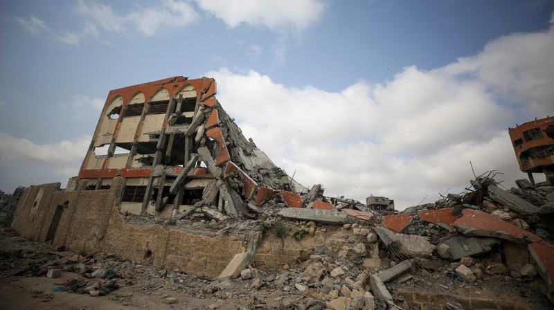 FILE PHOTO: Smoke billows following Israeli strikes on the Islamic University of Gaza (IUG), amid the ongoing conflict between Israel and Hamas, in Gaza City, October 11, 2023. REUTERS/Saleh Salem/File Photo
