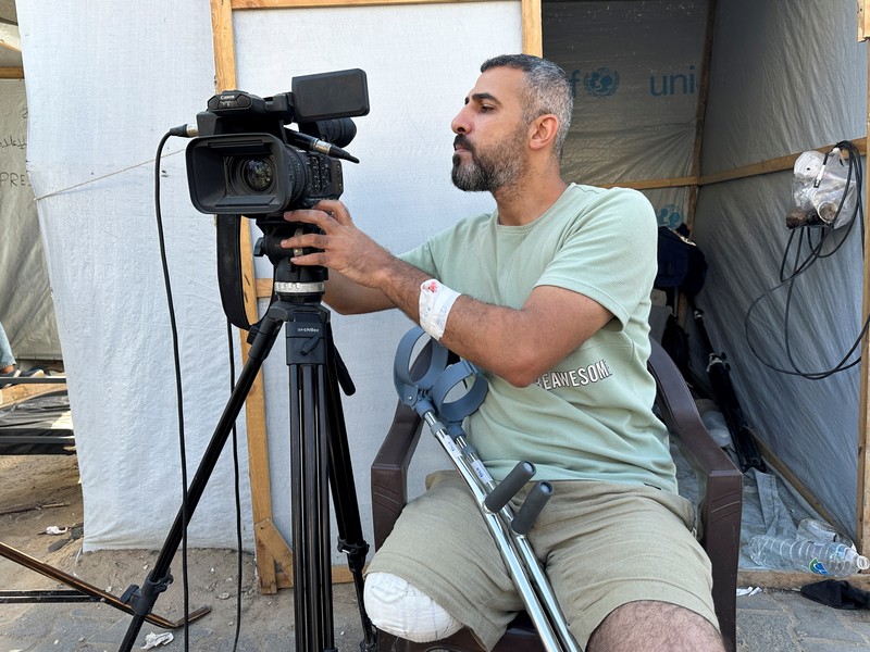 ISRAEL-PALESTINIANS/GAZA-JOURNALIST Palestinian Journalist Sami Shehada, whose leg was amputated following his injury while covering events of Israel's military offensive in Nuseirat in April 2024, resumes covering events for Turkish state broadcaster TRT, amid the ongoing conflict between Israel and the Palestinian Islamist group Hamas, in Deir Al-Balah in central Gaza Strip May 13, 2024. REUTERS/Doaa Rouqa