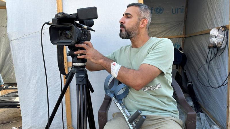 Palestinian Journalist Sami Shehada, whose leg was amputated following his injury while covering events of Israel's military offensive in Nuseirat in April 2024, resumes covering events for Turkish state broadcaster TRT, amid the ongoing conflict between Israel and the Palestinian Islamist group Hamas, in Deir Al-Balah in central Gaza Strip May 13, 2024. REUTERS/Doaa Rouqa