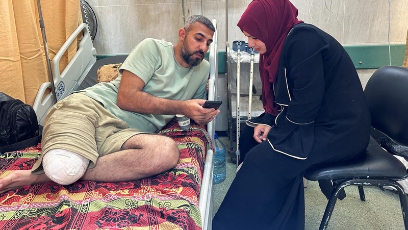 Palestinian Journalist Sami Shehada, whose leg was amputated following his injury while covering events of Israel's military offensive in Nuseirat in April 2024, resumes covering events for Turkish state broadcaster TRT, amid the ongoing conflict between Israel and the Palestinian Islamist group Hamas, in Deir Al-Balah in central Gaza Strip May 13, 2024. REUTERS/Doaa Rouqa