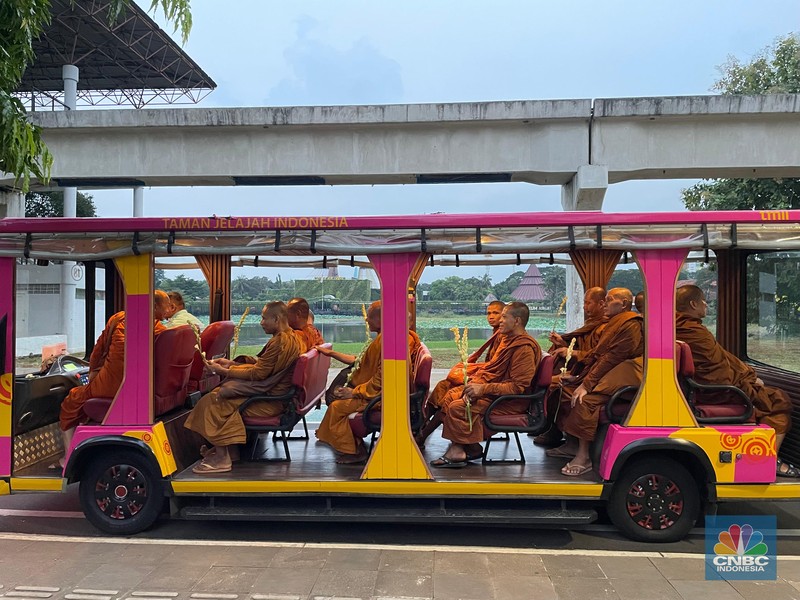 Jelang Hari Raya Tri Suci Waisak 2568 BE Sebanyak 40 Bhikkhu (biksu) asal Thailand, Malaysia, Singapura, dan Thailand resmi dilepas dari Taman Mini Indonesia Indah (TMII) Cipayung, Jakarta Timur, untuk melaksanakan ritual Thudong dalam rangka merayakan Hari Raya Tri Suci Waisak 2568 BE di Candi Borobudur, Magelang, Jawa Tengah, Selasa (14/5/2024). (CNBC Indonesia/Rindi Salsabila)