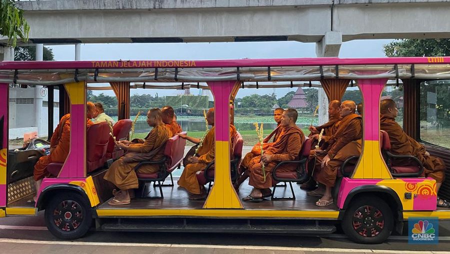 Sebanyak 40 Bhikkhu (biksu) asal Thailand, Malaysia, Singapura, dan Thailand resmi dilepas dari Taman Mini Indonesia Indah (TMII) Cipayung, Jakarta Timur, untuk melaksanakan ritual Thudong dalam rangka merayakan Hari Raya Tri Suci Waisak 2568 BE di Candi Borobudur, Magelang, Jawa Tengah, Selasa (14/5/2024). (CNBC Indonesia/Rindi Salsabila)