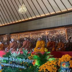 40 Biksu Jalani Ritual Thudong Jalan Kaki hingga Candi Borobudur