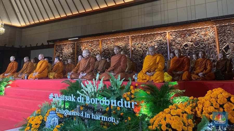 Sebanyak 40 Bhikkhu (biksu) asal Thailand, Malaysia, Singapura, dan Thailand resmi dilepas dari Taman Mini Indonesia Indah (TMII) Cipayung, Jakarta Timur, untuk melaksanakan ritual Thudong dalam rangka merayakan Hari Raya Tri Suci Waisak 2568 BE di Candi Borobudur, Magelang, Jawa Tengah, Selasa (14/5/2024). (CNBC Indonesia/Rindi Salsabila)