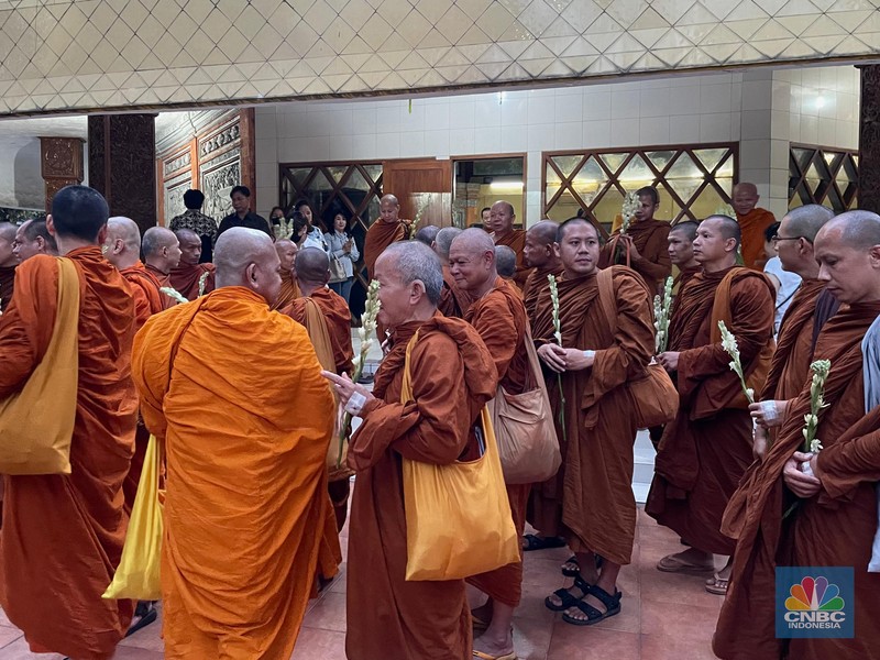 Jelang Hari Raya Tri Suci Waisak 2568 BE Sebanyak 40 Bhikkhu (biksu) asal Thailand, Malaysia, Singapura, dan Thailand resmi dilepas dari Taman Mini Indonesia Indah (TMII) Cipayung, Jakarta Timur, untuk melaksanakan ritual Thudong dalam rangka merayakan Hari Raya Tri Suci Waisak 2568 BE di Candi Borobudur, Magelang, Jawa Tengah, Selasa (14/5/2024). (CNBC Indonesia/Rindi Salsabila)