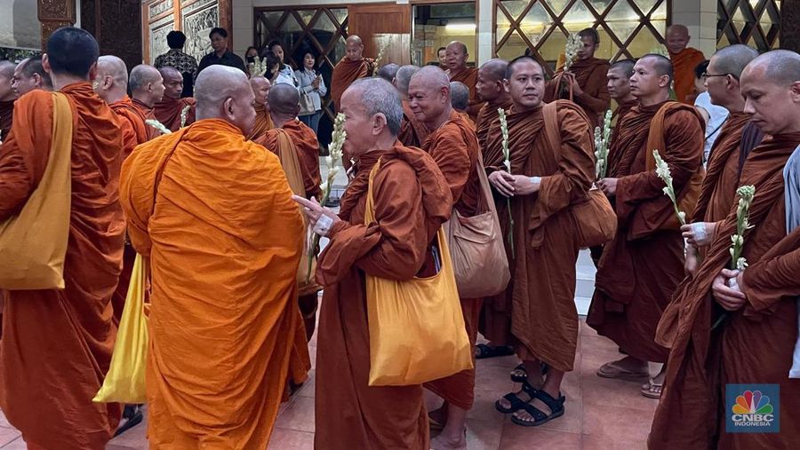 Sebanyak 40 Bhikkhu (biksu) asal Thailand, Malaysia, Singapura, dan Thailand resmi dilepas dari Taman Mini Indonesia Indah (TMII) Cipayung, Jakarta Timur, untuk melaksanakan ritual Thudong dalam rangka merayakan Hari Raya Tri Suci Waisak 2568 BE di Candi Borobudur, Magelang, Jawa Tengah, Selasa (14/5/2024). (CNBC Indonesia/Rindi Salsabila)