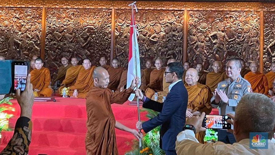 Sebanyak 40 Bhikkhu (biksu) asal Thailand, Malaysia, Singapura, dan Thailand resmi dilepas dari Taman Mini Indonesia Indah (TMII) Cipayung, Jakarta Timur, untuk melaksanakan ritual Thudong dalam rangka merayakan Hari Raya Tri Suci Waisak 2568 BE di Candi Borobudur, Magelang, Jawa Tengah, Selasa (14/5/2024). (CNBC Indonesia/Rindi Salsabila)