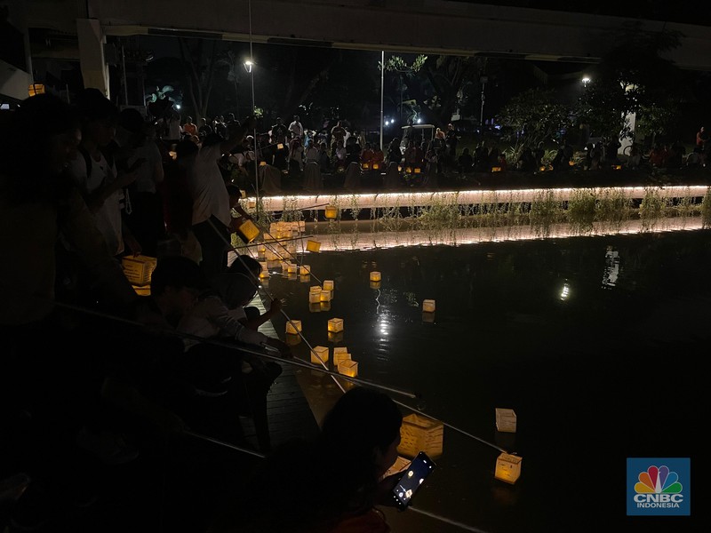 Jelang Hari Raya Tri Suci Waisak 2568 BE Sebanyak 40 Bhikkhu (biksu) asal Thailand, Malaysia, Singapura, dan Thailand resmi dilepas dari Taman Mini Indonesia Indah (TMII) Cipayung, Jakarta Timur, untuk melaksanakan ritual Thudong dalam rangka merayakan Hari Raya Tri Suci Waisak 2568 BE di Candi Borobudur, Magelang, Jawa Tengah, Selasa (14/5/2024). (CNBC Indonesia/Rindi Salsabila)