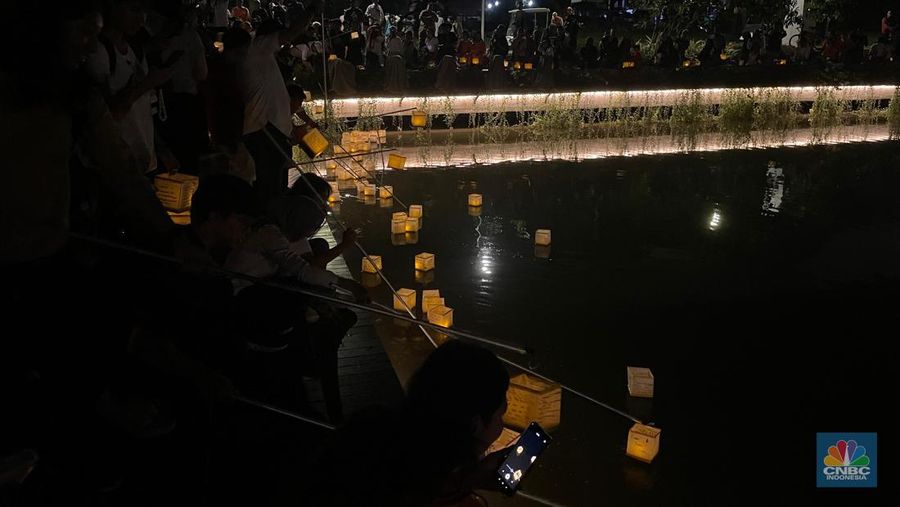 Sebanyak 40 Bhikkhu (biksu) asal Thailand, Malaysia, Singapura, dan Thailand resmi dilepas dari Taman Mini Indonesia Indah (TMII) Cipayung, Jakarta Timur, untuk melaksanakan ritual Thudong dalam rangka merayakan Hari Raya Tri Suci Waisak 2568 BE di Candi Borobudur, Magelang, Jawa Tengah, Selasa (14/5/2024). (CNBC Indonesia/Rindi Salsabila)