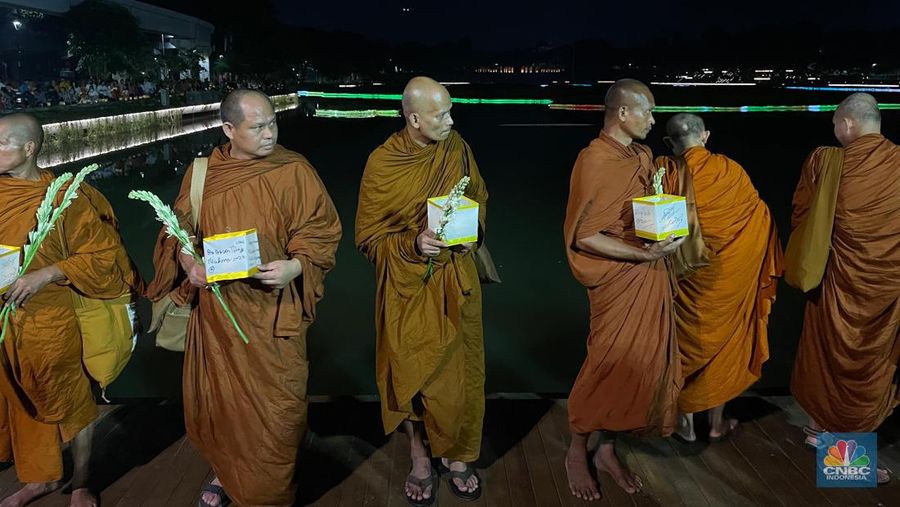 Sebanyak 40 Bhikkhu (biksu) asal Thailand, Malaysia, Singapura, dan Thailand resmi dilepas dari Taman Mini Indonesia Indah (TMII) Cipayung, Jakarta Timur, untuk melaksanakan ritual Thudong dalam rangka merayakan Hari Raya Tri Suci Waisak 2568 BE di Candi Borobudur, Magelang, Jawa Tengah, Selasa (14/5/2024). (CNBC Indonesia/Rindi Salsabila)