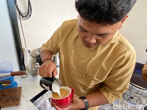 Kisah Devin, Marbut Barista di Sukabumi Sajikan Kopi Gratis ke Jemaah