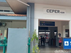 Viral KRL Jogja-Palur Mogok di Stasiun Ceper, Petugas: Gangguan Teknis