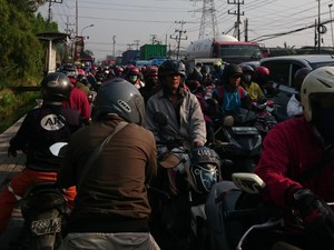 Jalan Manyar Gresik Macet Cet!