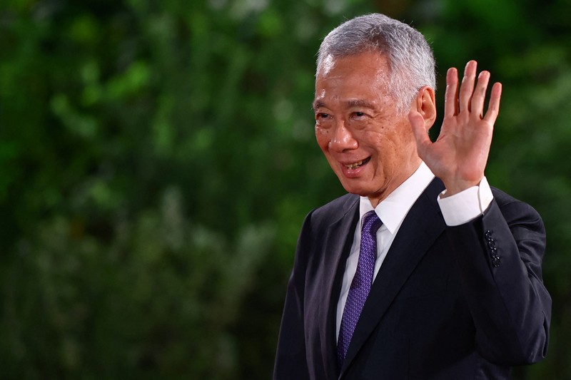 Wakil Perdana Menteri dan Menteri Keuangan Singapura Lawrence Wong, Presiden Singapura Tharman Shanmugaratnam dan Ketua Hakim Sundaresh Menon berdiri, saat Wong dilantik sebagai Perdana Menteri keempat Singapura di Istana, di Singapura, 15 Mei 2024. Wakil Perdana Menteri dan Menteri Keuangan Singapura Lawrence Wong, Presiden Singapura Tharman Shanmugaratnam dan Ketua Hakim Sundaresh Menon berdiri, saat Wong dilantik sebagai Perdana Menteri keempat Singapura di Istana, di Singapura, 15 Mei 2024. (REUTERS/Edgar Su/Pool)