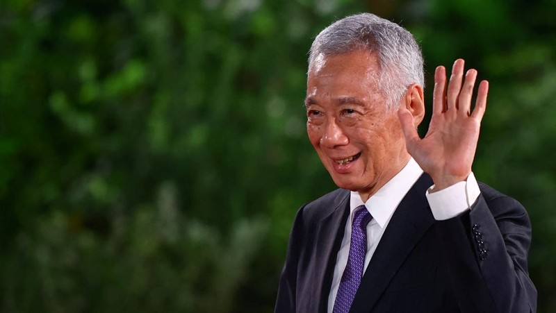 Wakil Perdana Menteri dan Menteri Keuangan Singapura Lawrence Wong, Presiden Singapura Tharman Shanmugaratnam dan Ketua Hakim Sundaresh Menon berdiri, saat Wong dilantik sebagai Perdana Menteri keempat Singapura di Istana, di Singapura, 15 Mei 2024. (REUTERS/Edgar Su/Pool)
