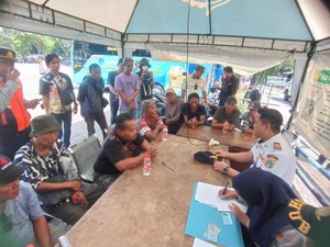 Ditertibkan, Jukir Liar Mendebat Petugas Dishub Saat Diminta Isi Data
