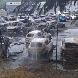 Potret Chaos di Kaledonia Baru bak 'RI 98', Bangkai Mobil Berserakan
