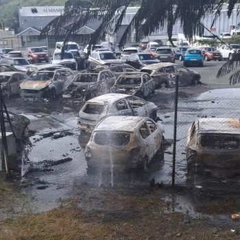 Potret Chaos di Kaledonia Baru bak 'RI 98', Bangkai Mobil Berserakan