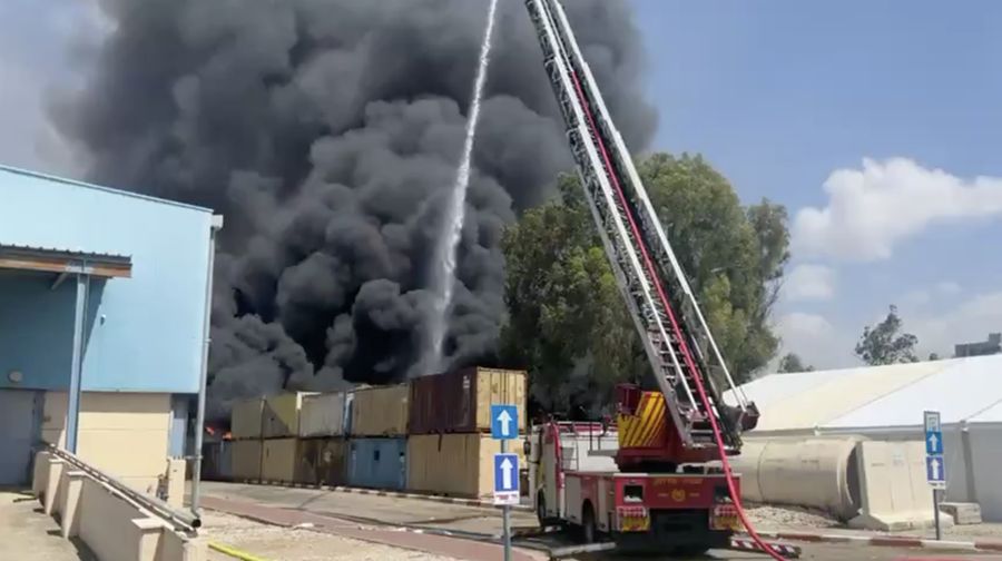 Pangkalan Militer Israel di Tel Hashomer terbakar. (X @Sprinterfactory)