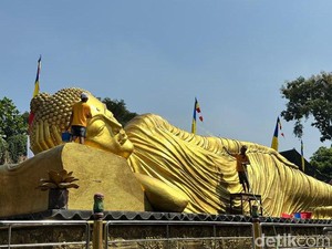 Video: Melihat Patung Buddha Raksasa Dimandikan, Sambut Waisak di Mojokerto
