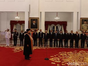 Ucap Sumpah di Depan Jokowi, Suharto Resmi Jadi Wakil Ketua MA