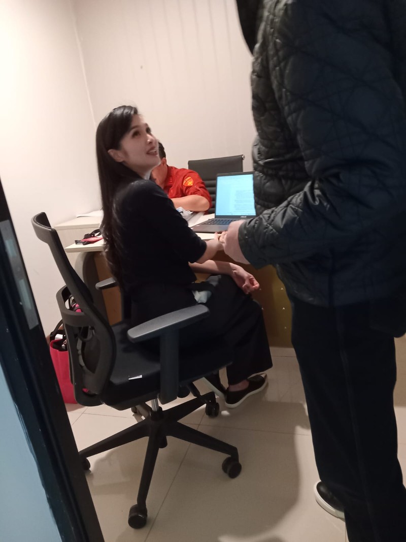 Sandra Dewi keluar dari ruangan usai menjalani pemeriksaan dari Kejaksaan Agung RI pada Rabu (15/5/2024). (CNBC Indonesia/Romys Binekasri)
