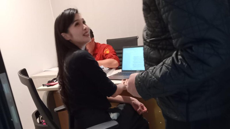 Sandra Dewi keluar dari ruangan usai menjalani pemeriksaan dari Kejaksaan Agung RI pada Rabu (15/5/2024). (CNBC Indonesia/Romys Binekasri)