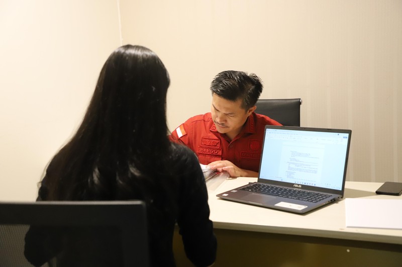 Sandra Dewi keluar dari ruangan usai menjalani pemeriksaan dari Kejaksaan Agung RI pada Rabu (15/5/2024). Sandra Dewi keluar dari ruangan usai menjalani pemeriksaan dari Kejaksaan Agung RI pada Rabu (15/5/2024). (CNBC Indonesia/Romys Binekasri)