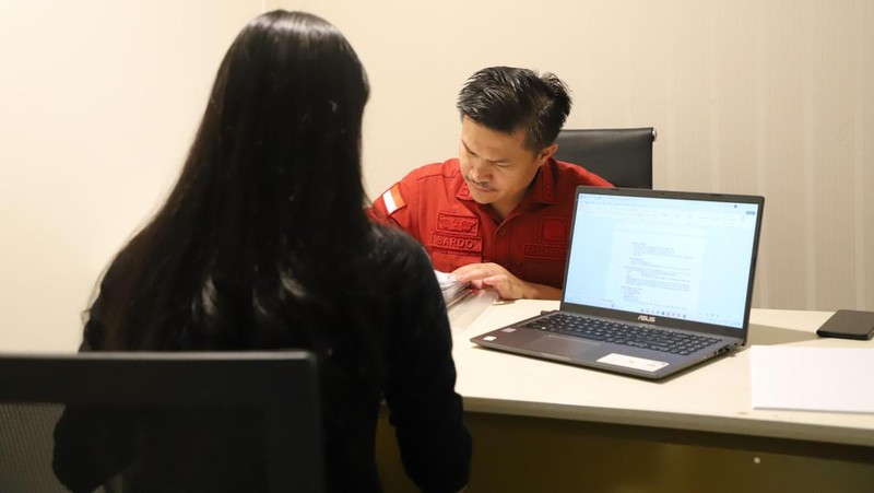 Sandra Dewi keluar dari ruangan usai menjalani pemeriksaan dari Kejaksaan Agung RI pada Rabu (15/5/2024). (CNBC Indonesia/Romys Binekasri)