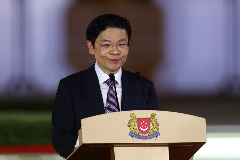 Wakil Perdana Menteri dan Menteri Keuangan Singapura Lawrence Wong, Presiden Singapura Tharman Shanmugaratnam dan Ketua Hakim Sundaresh Menon berdiri, saat Wong dilantik sebagai Perdana Menteri keempat Singapura di Istana, di Singapura, 15 Mei 2024. Wakil Perdana Menteri dan Menteri Keuangan Singapura Lawrence Wong, Presiden Singapura Tharman Shanmugaratnam dan Ketua Hakim Sundaresh Menon berdiri, saat Wong dilantik sebagai Perdana Menteri keempat Singapura di Istana, di Singapura, 15 Mei 2024. (REUTERS/Edgar Su/Pool)